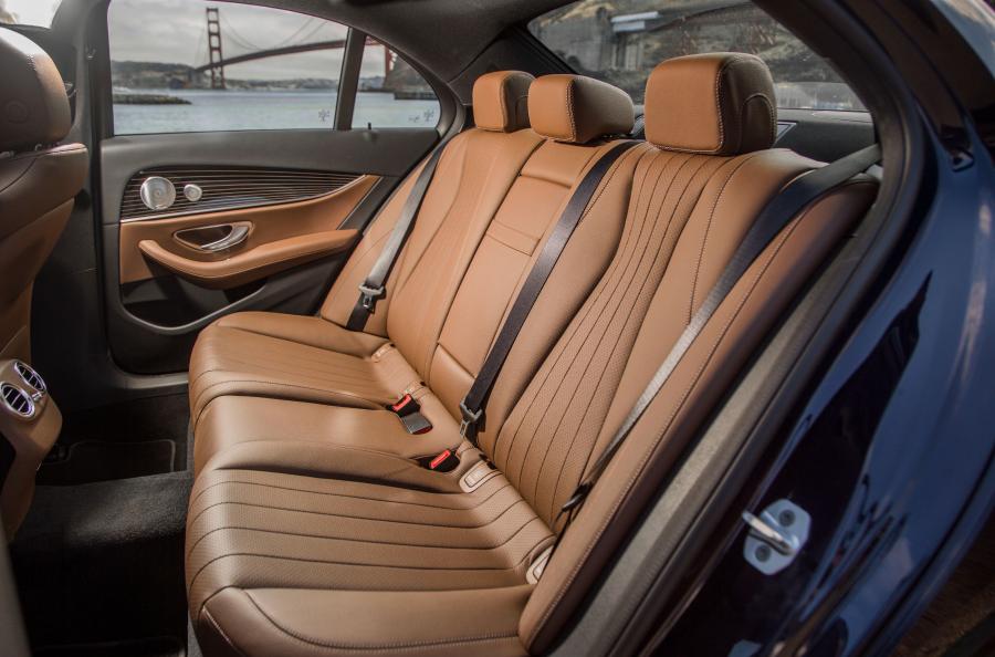 Интерьер Mercedes-Benz E300 4Matic AMG Line 2016 года  (фото 28 из 30)